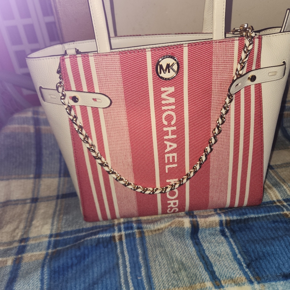 Authentic Michael Kors Handbag. - image 7